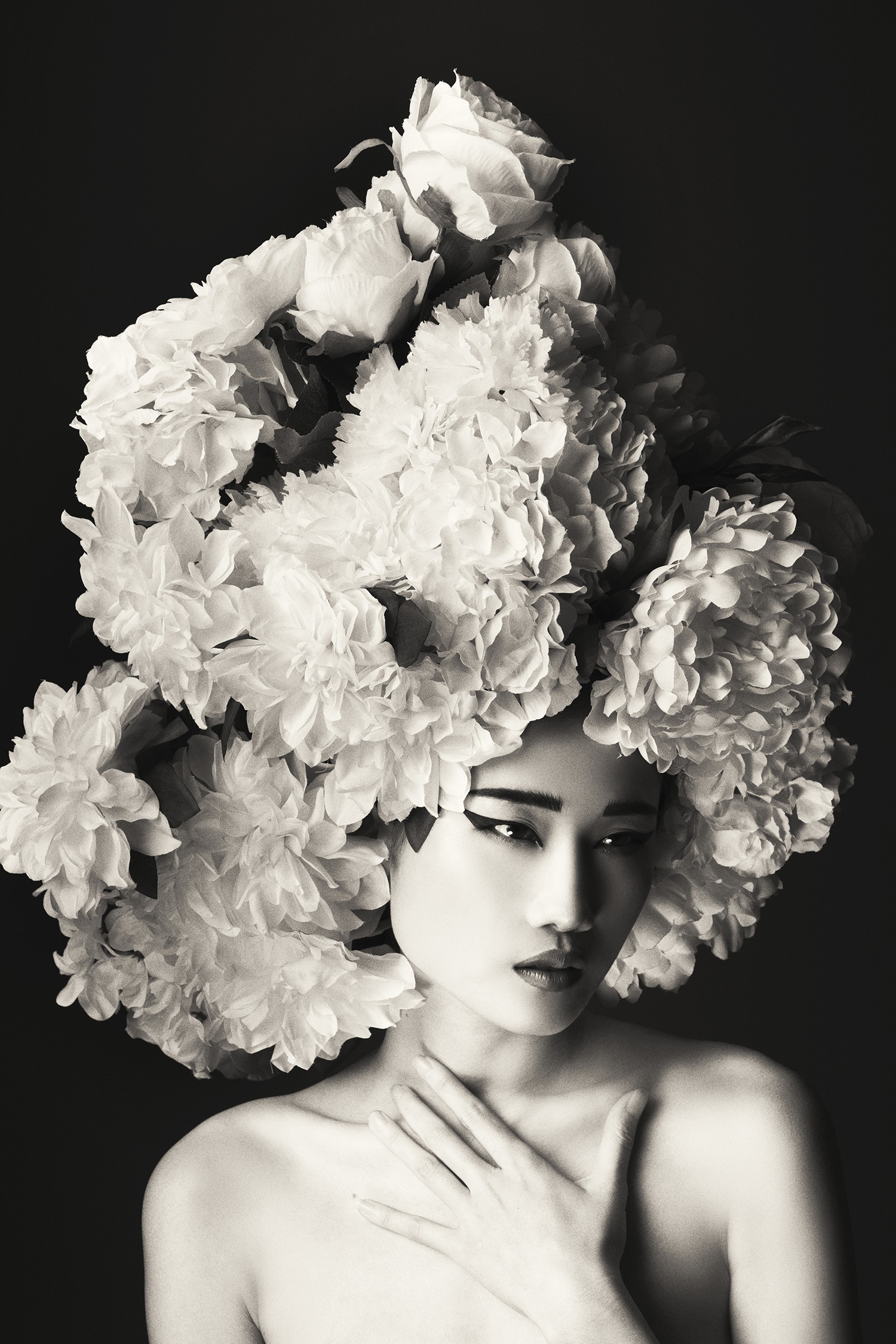 Hà Tăng vai trần, Kỳ Duyên cùng loạt mỹ nhân Việt khác trút bỏ xiêm y trong bộ ảnh của NTK Đỗ Mạnh Cường